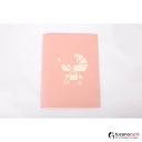 Baby Mädchen sitzend im Kinderwagen - Kartenfarbe Rosa - 15 x 20 cm