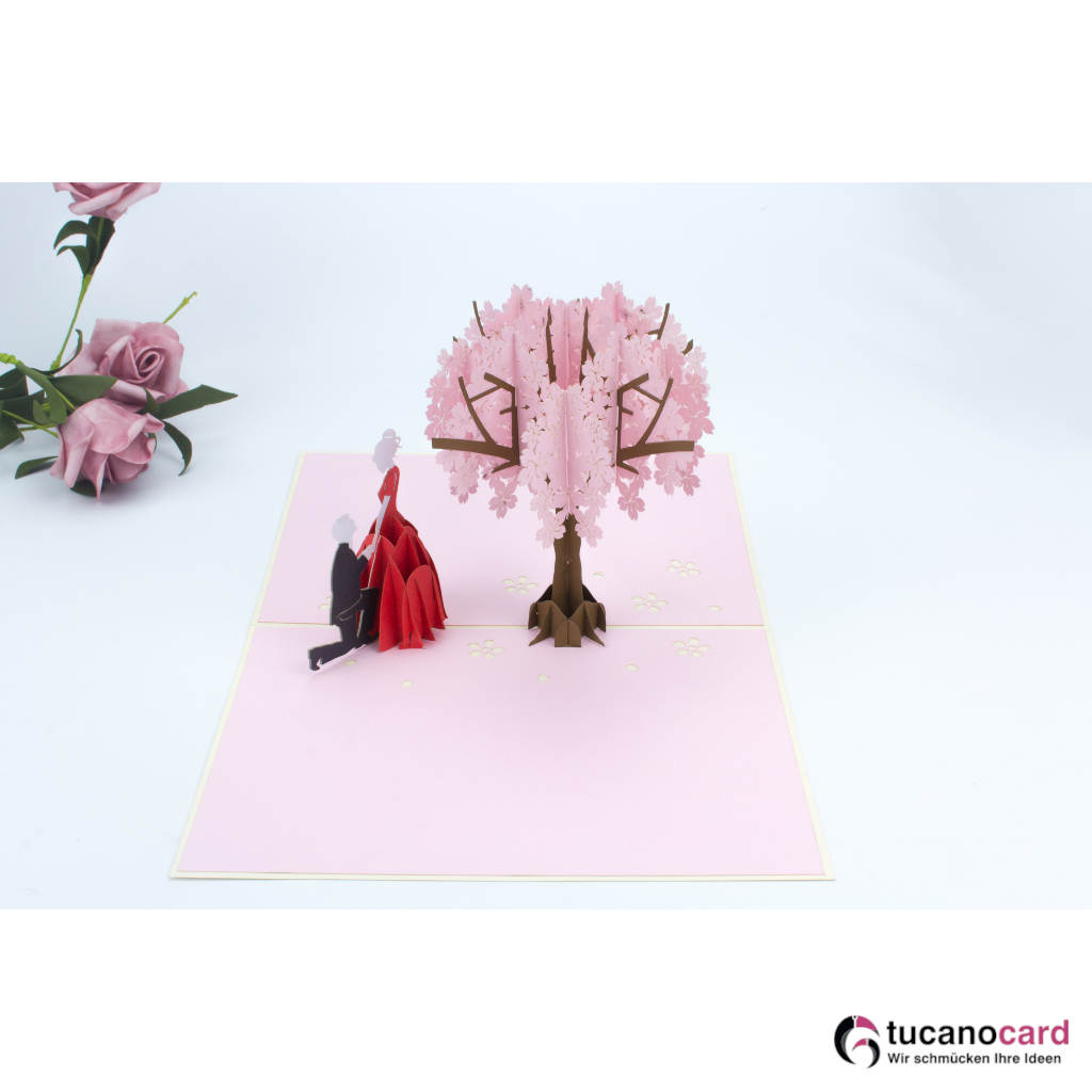 Pärchen beim Heiratsantrag unter Baum - Kartenfarbe Beige - 15 x 20 cm