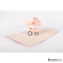 Baby Mädchen sitzend im Kinderwagen - Kartenfarbe Rosa - 15 x 20 cm